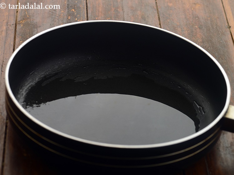 Step 1 – To prepare tomato chutney for <strong>tangy rajma sev puri</strong>, heat the oil in a broad …