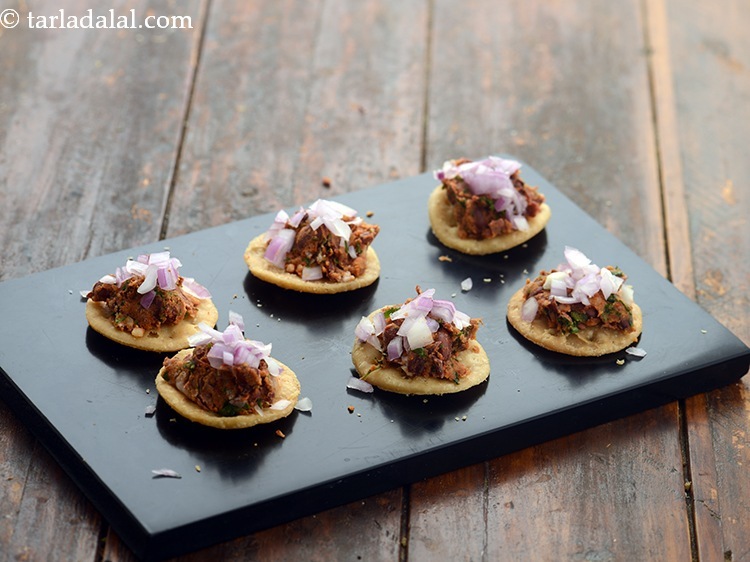 Step 29 – Sprinkle &frac12; tsp of onions for a crunchy texture.