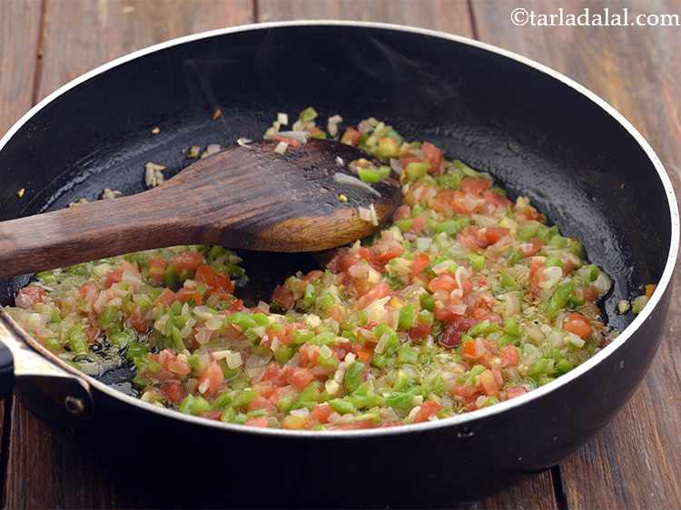 Step 4 – Furthermore, add the capsicum and saut? on a medium flame for 2 minutes.