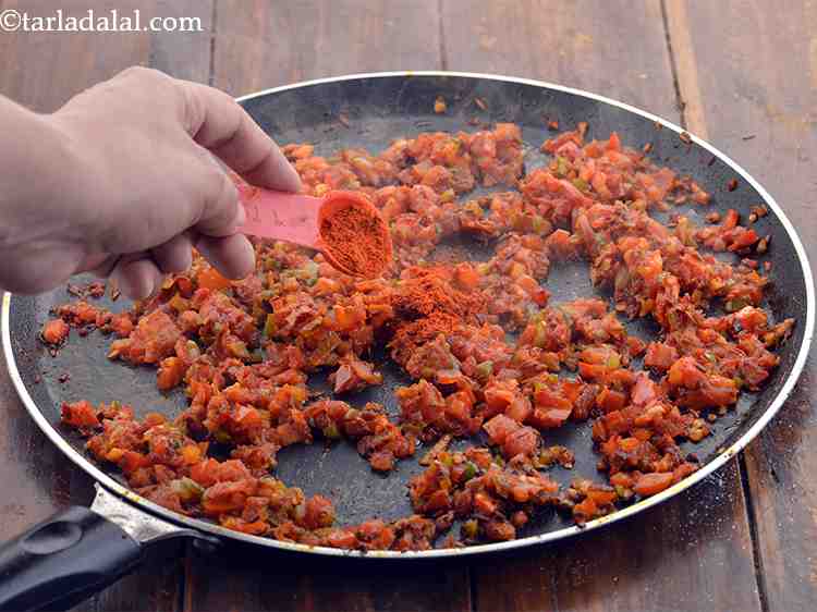 स्टेप 25 – अब मिर्च पाउडर डालें। अपने टेस्ट बड के अनुरूप मसाले …