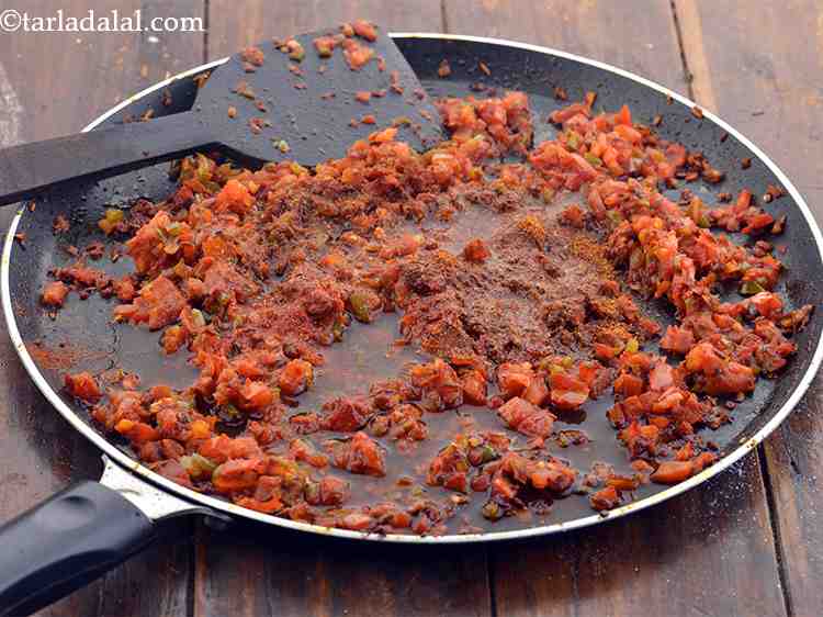 स्टेप 27 – साथ ही, १/४ कप पानी डालें।