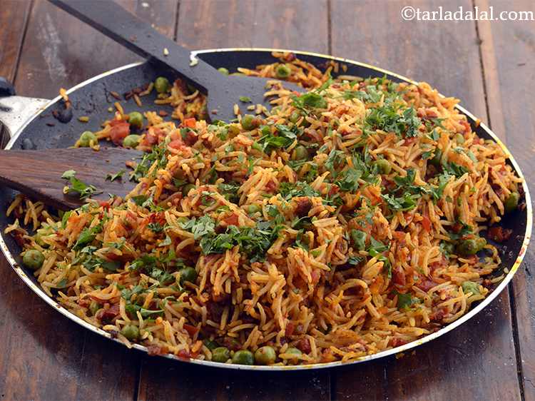 Step 32 – Garnish the <strong>tava pulao (</strong><strong>Tawa Pulao)&nbsp;</strong>with fresh coriander.&nbsp;