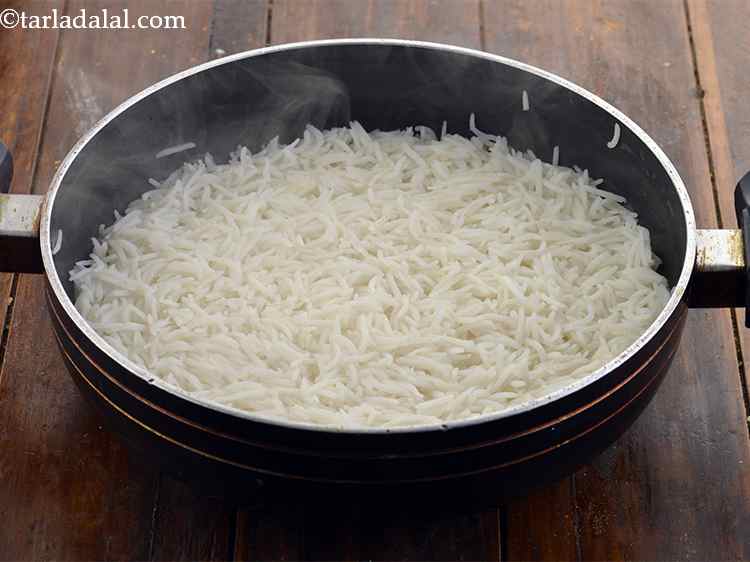 स्टेप 7 – मध्यम आंच पर ८ से १० मिनट तक या चावल …