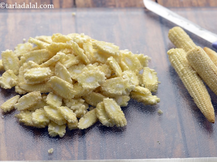 Step 6 – Further, slice babycorn diagonally.&nbsp;