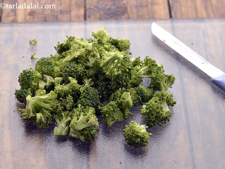 Step 7 – Cut the broccoli into florets.