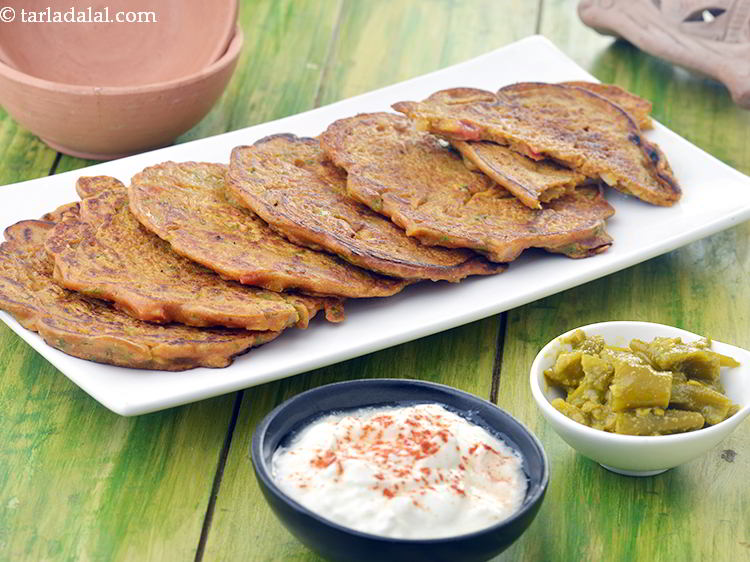 Step 22 – Serve the <strong>quick Maharashtrian chilla recipe&nbsp;|&nbsp;healthy mixed flour dhirde&nbsp;|&nbsp;multi flour cheela&nbsp;|</strong>&nbsp;hot with curds and pickle.