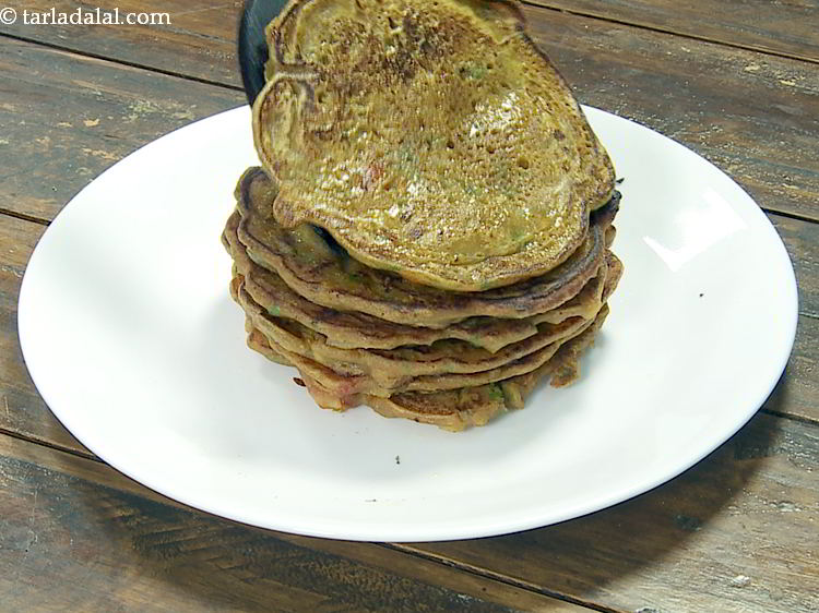 Step 21 – Repeat steps 3 and 4 to make 6 more thalipeeth.