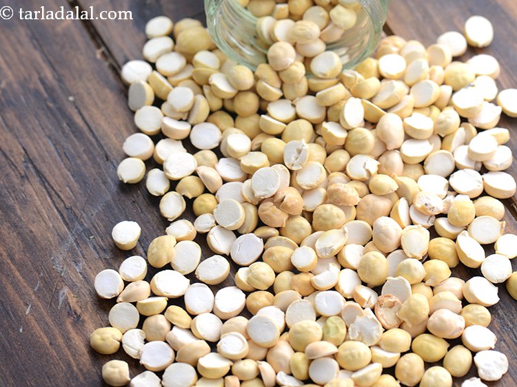 Step 3 – Add 2 tbsp of roasted chana dal.&nbsp;