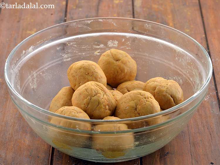 स्टेप 12 – आटे को १४ समान भागों में विभाजित करें।