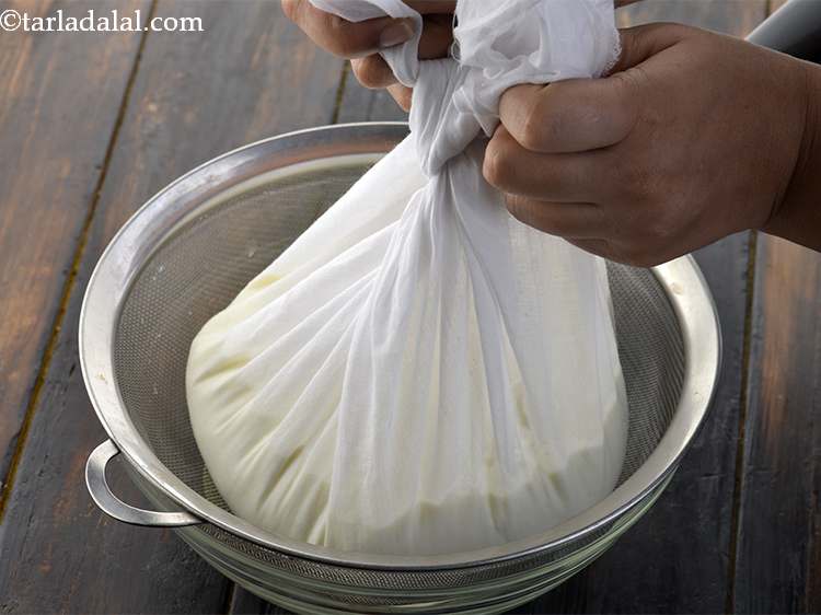 स्टेप 8 – मलमल के कपड़े के किनारों को एक साथ बांध लें।