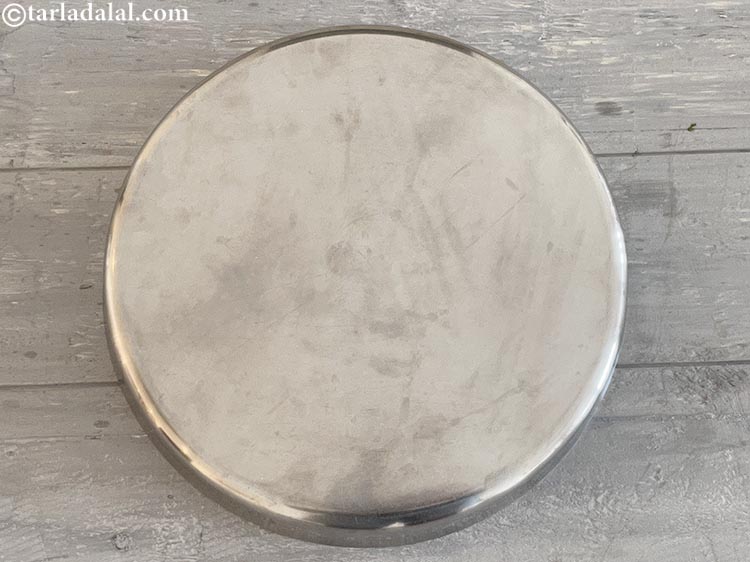 स्टेप 2 – <strong>तिल एण्ड ड्राय फ्रूट चिक्की रेसिपी</strong> बनाने के लिए | …