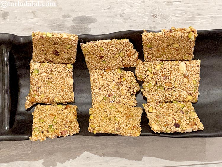 Step 20 – Serve <strong>til and dry fruit chikki |&nbsp;dry fruit til chikki&nbsp;|&nbsp;til dry fruit gud chikki&nbsp;|&nbsp;crispy til …