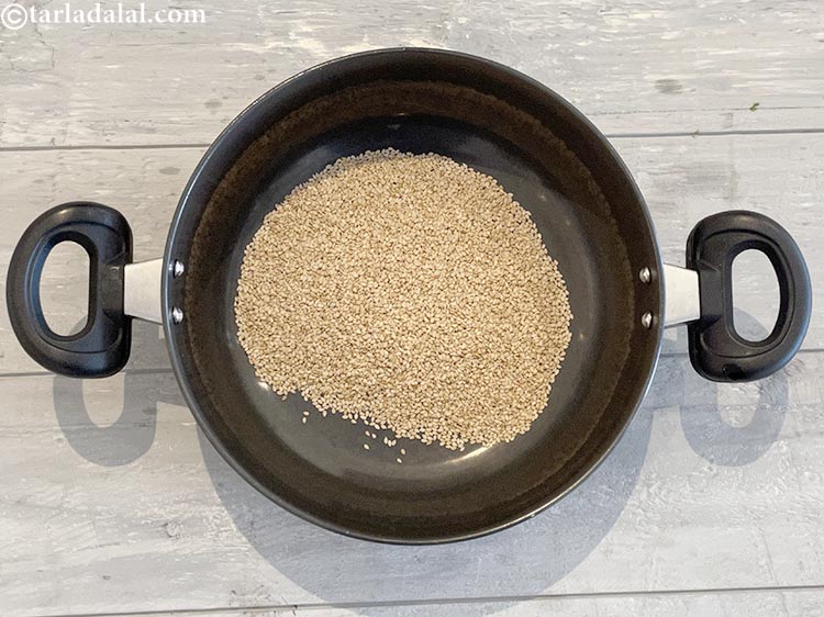 स्टेप 4 – <strong>तिल एण्ड ड्राय फ्रूट चिक्की रेसिपी</strong> बनाने के लिए | …