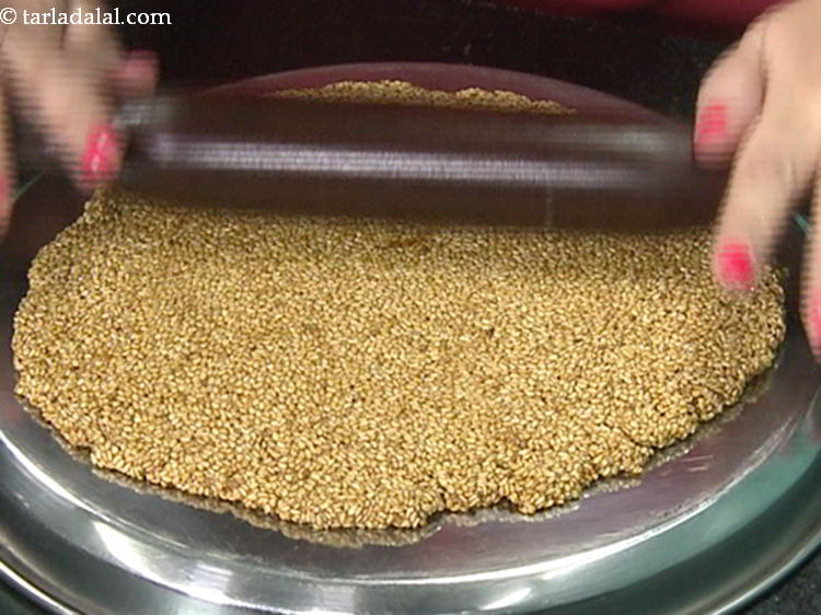 स्टेप 12 – इसे २०० मिमी (८ &rdquo;) व्यास आकार में रोलिंग पिन …