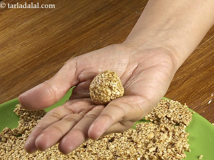 Step 15 – <p>Shape tilkut into a round.</p>