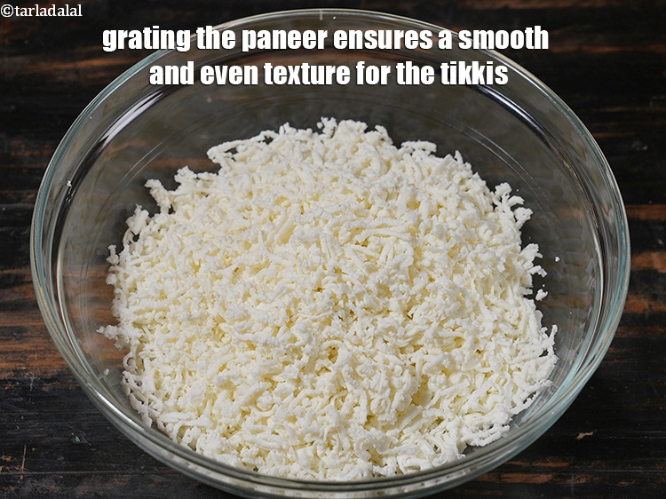 स्टेप 35 – पनीर को कद्दूकस करने से टिक्की की बनावट चिकनी और …