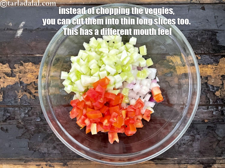 स्टेप 30 – <strong>कचुम्बर सलाद के लिए ३ महत्वपूर्ण टिप्स</strong>: सब्जियों को काटने …