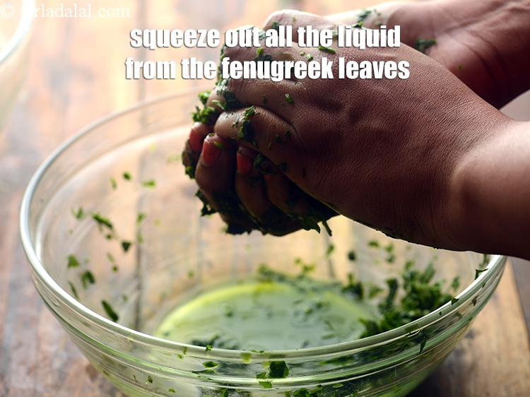 स्टेप 60 – मेथी के पत्तों से सारा तरल निचोड़ लें। निचोड़ने से …