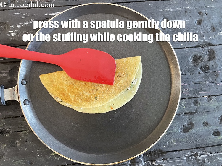 Step 40 – Press&nbsp;with a spatula gerntly down on the stuffing&nbsp;while cooking the chilla. &nbsp; &nbsp;