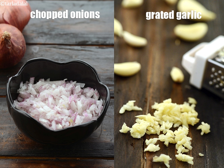 स्टेप 8 – आप टमाटर के सलाद में कटा हुआ प्याज और कसा …