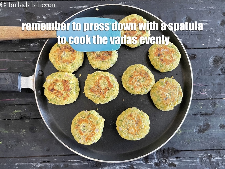 स्टेप 27 – वड़ों को समान रूप से पकाने के लिए कलछी से …