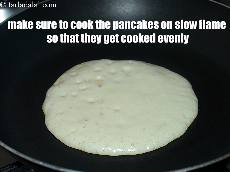 स्टेप 21 – पैनकेक को धीमी आंच पर पकाएं ताकि वे समान रूप …
