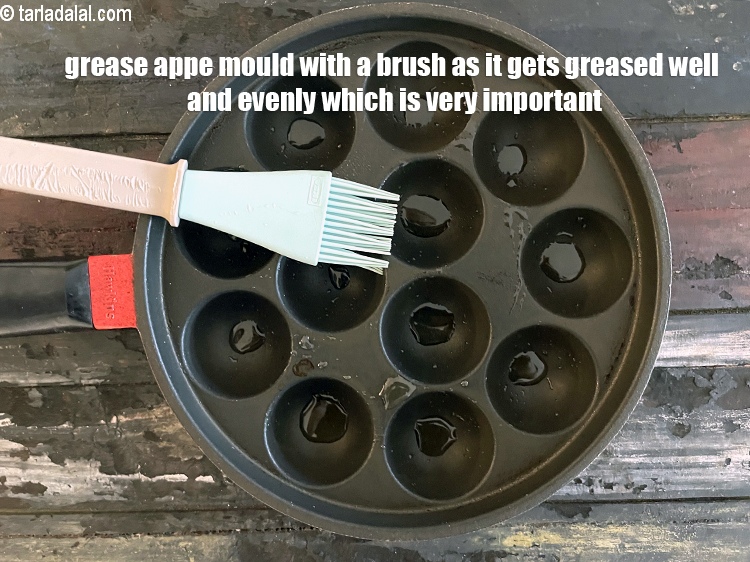 स्टेप 27 – अप्पे मोल्ड को ब्रश से चिकना करें क्योंकि यह अच्छी …