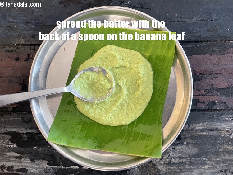 स्टेप 30 – बैटर&nbsp;को चम्मच के पिछले हिस्से से केले के पत्ते पर …