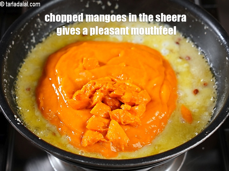 स्टेप 16 – शीरा में कटे हुए आम खाने से मुंह का स्वाद …