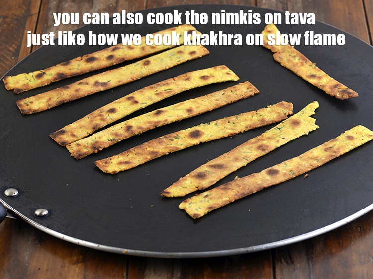 स्टेप 28 – आप निमकी को तवे पर भी पका सकते हैं जैसे …