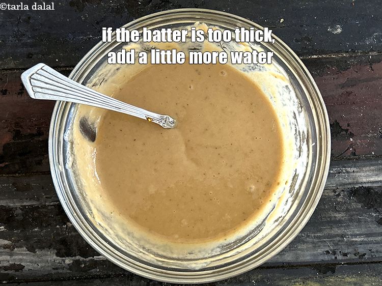 स्टेप 24 – अगर बैटर ज्यादा गाढ़ा लगे तो थोड़ा और पानी मिला …