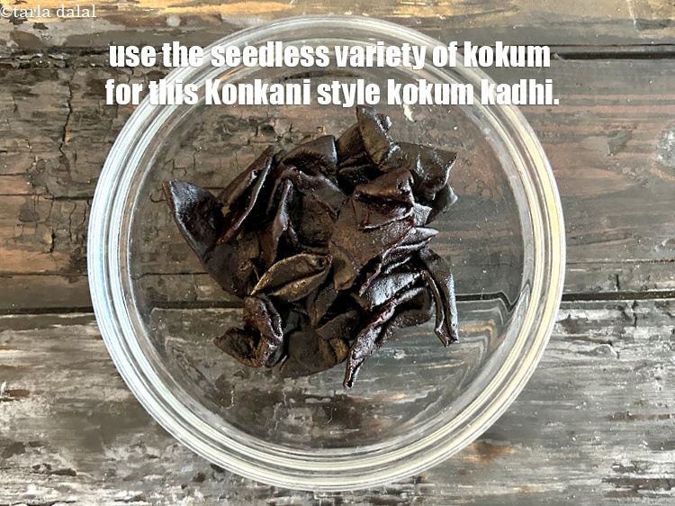 स्टेप 28 – <strong>इस कोंकणी शैली की कोकम कढ़ी</strong>&nbsp;के लिए बीज रहित कोकम …