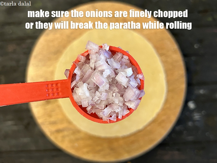 स्टेप 35 – सुनिश्चित करें कि प्याज बारीक कटा हुआ हो, नहीं तो …