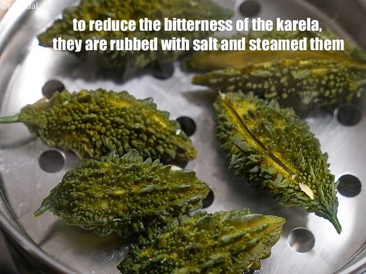 स्टेप 38 – करेले की कड़वाहट कम करने के लिए इन्हें नमक के …