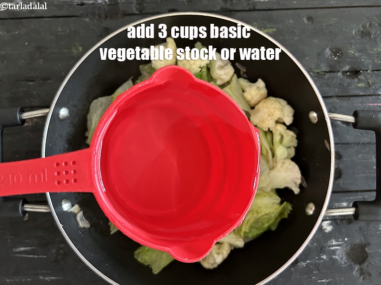 स्टेप 23 – ३ कप&nbsp;<a href=""https://www.tarladalal.com/basic-vegetable-stock-hindi-38556r"">बेसिक वेजिटेबल स्टॉक</a>&nbsp;डालें।&nbsp;<strong>वेजिटेबल स्टॉक जिस डिश में डाला …