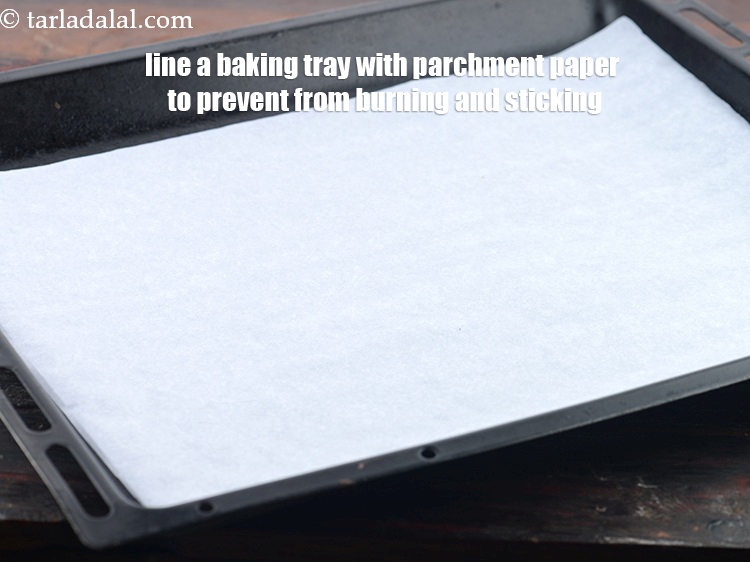 स्टेप 20 – जलने और चिपकने से बचाने के लिए बेकिंग ट्रे पर …