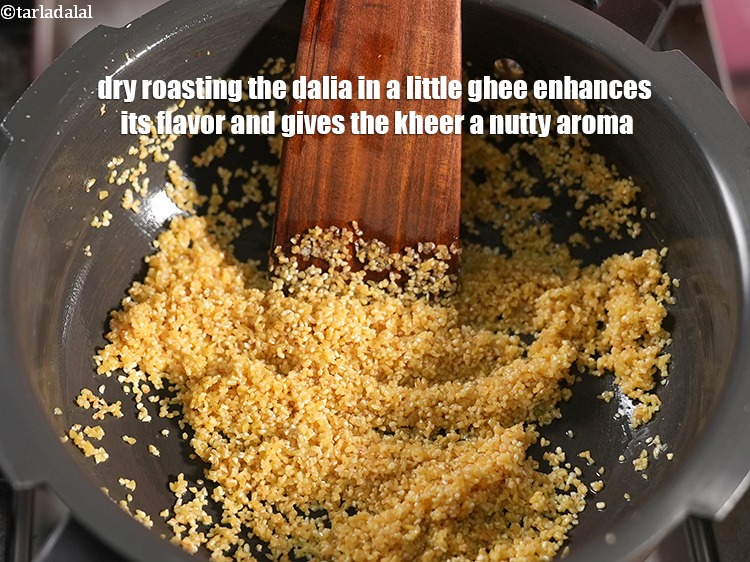 स्टेप 24 – दलिया को थोड़े से घी में सूखा भूनने से इसका …