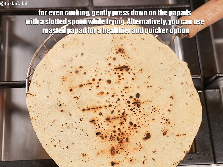 स्टेप 30 – समान रूप से पकाने के लिए, तलते समय छेददार चम्मच …