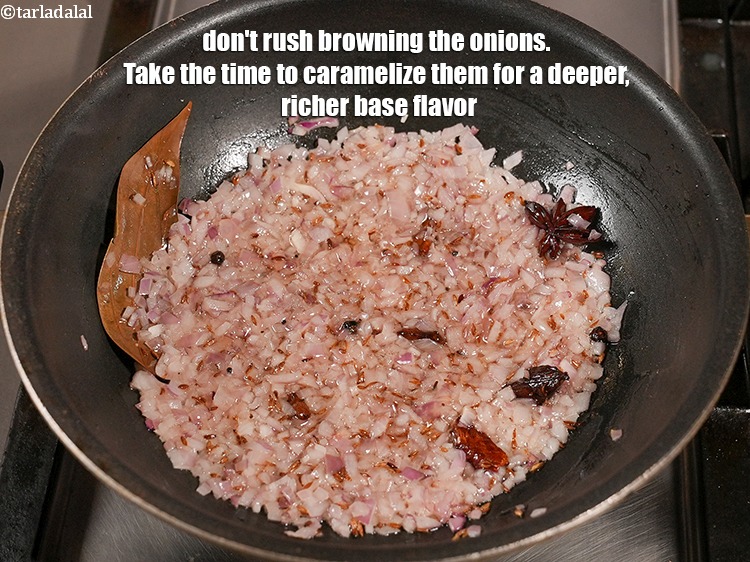 स्टेप 33 – प्याज़ को भूरा करने में जल्दबाजी न करें। गहरे, समृद्ध …