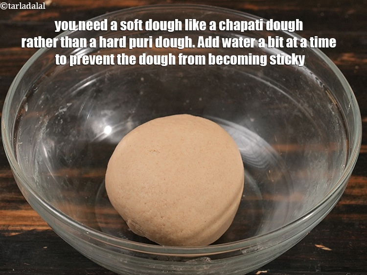 स्टेप 21 – आपको सख्त पूरी के आटे की बजाय चपाती के आटे …