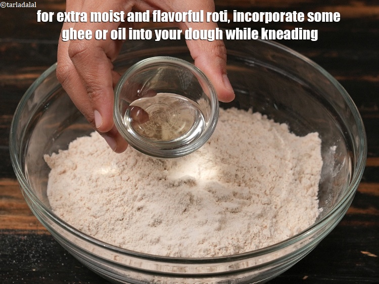 स्टेप 23 – अधिक नमीयुक्त और स्वादिष्ट रोटी के लिए, आटा गूंथते समय …