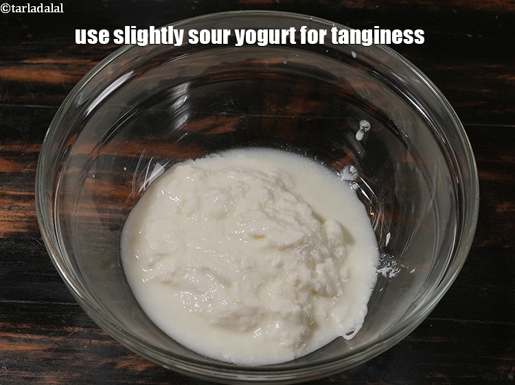 स्टेप 20 – तीखेपन के लिए हल्का खट्टा दही प्रयोग करें।