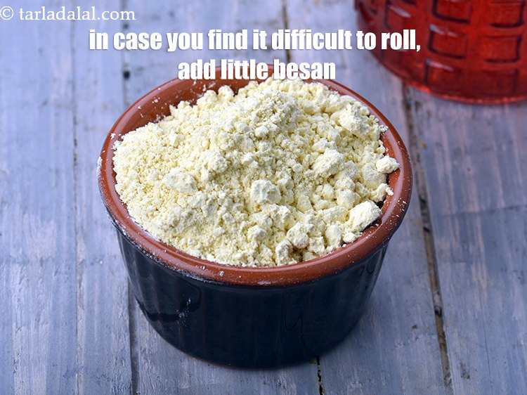 स्टेप 17 – यदि आपको इसे रोल करना मुश्किल लगे तो इसमें थोड़ा …