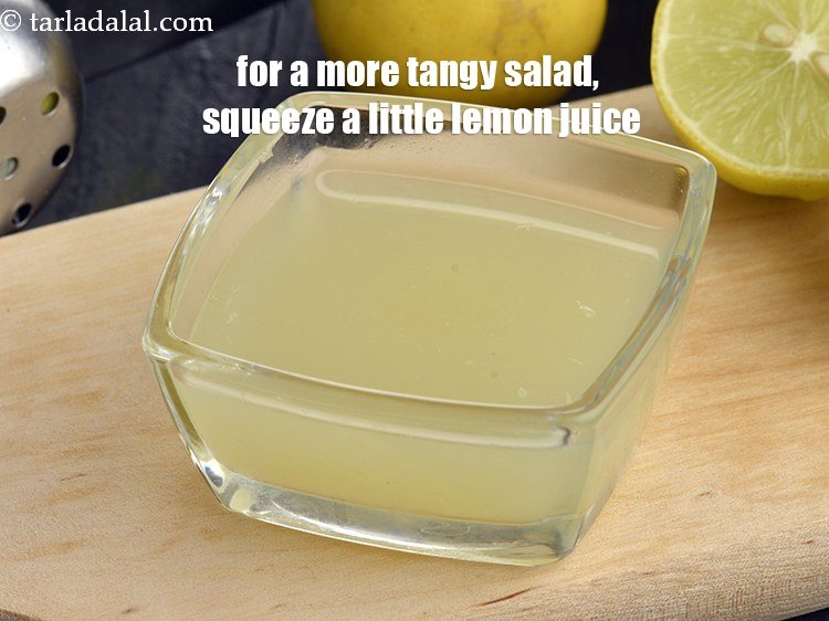 स्टेप 19 – अधिक तीखे&nbsp;<strong>वेजिटेबल एण्ड फ्रूट सलाद</strong>&nbsp;के लिए थोड़ा नींबू का रस …