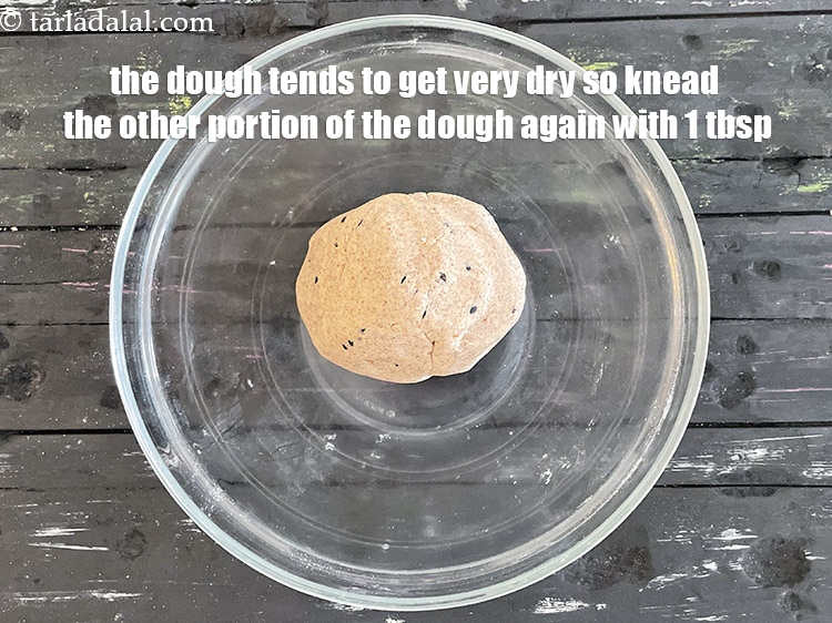 स्टेप 22 – आटा बहुत सूखा हो जाता है इसलिए आटे के दूसरे …