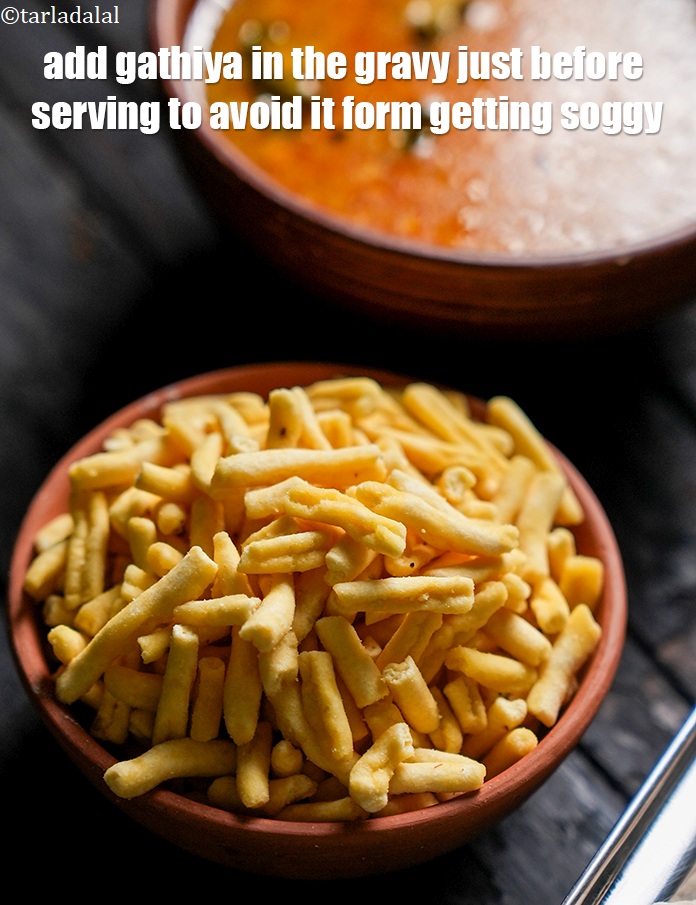 स्टेप 27 – परोसने से ठीक पहले ग्रेवी में गाठिया डालें ताकि यह …