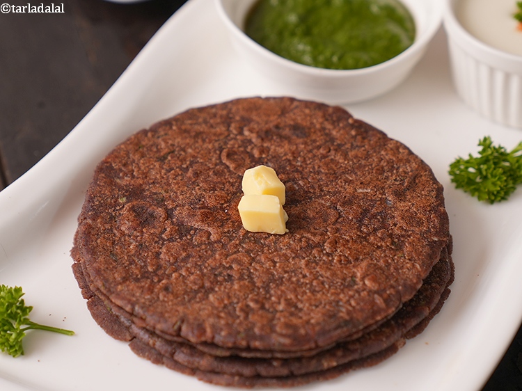 Step 28 – Serve <meta charset="UTF-8" /><strong>healthy&nbsp;nachni onion parartha&nbsp;</strong>with green chutney.