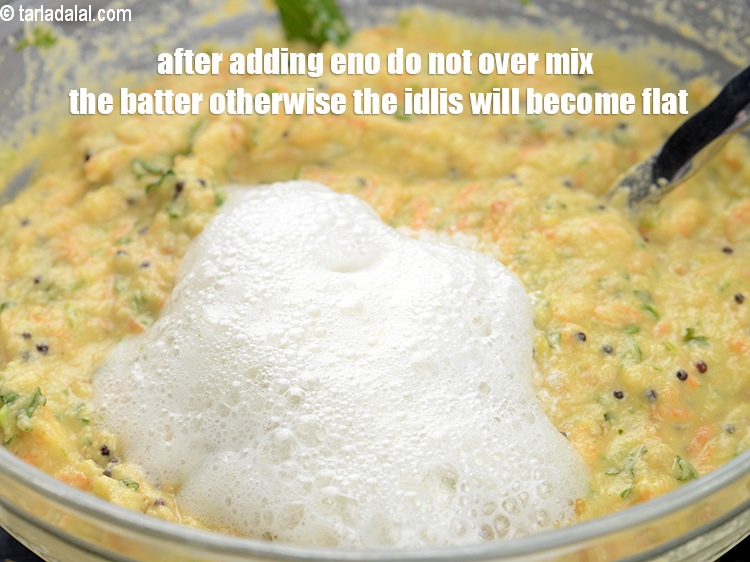 स्टेप 34 – ईनो डालने के बाद बैटर को ज्यादा न मिलाएं नहीं …