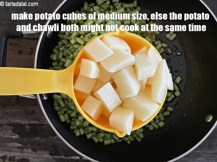 स्टेप 30 – आलू के मध्यम आकार के टुकड़े बनाएं, नहीं तो आलू …