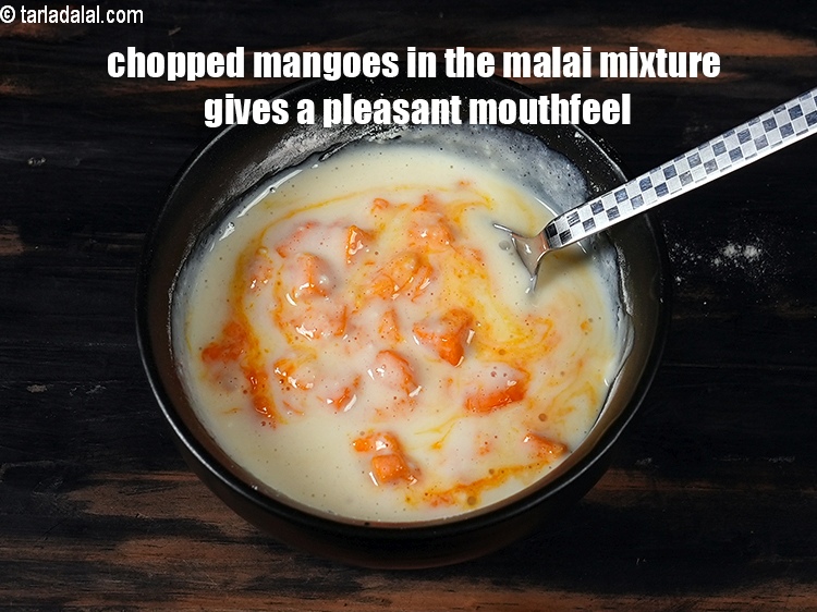 स्टेप 36 – मलाई मिश्रण में कटे हुए आम का स्वाद मुंह में …